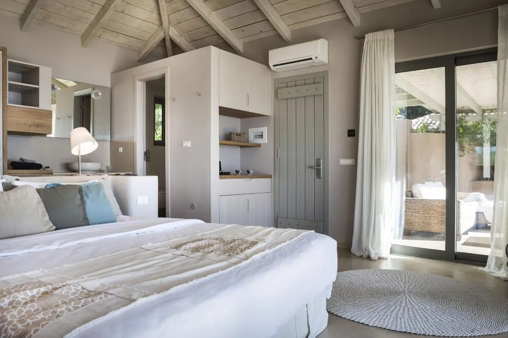 Room, F Zeen, Kefallinia