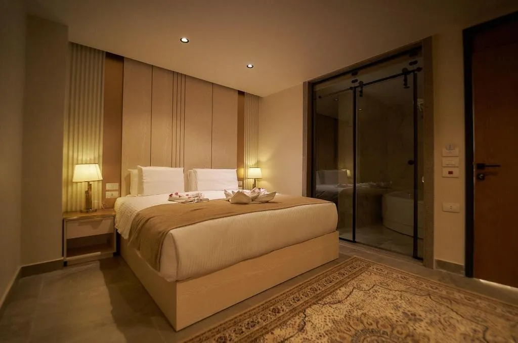 Room, Gold's Pyramids Hotel, Cairo
