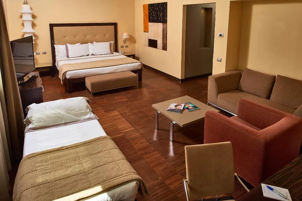 Room, Cruise, Milan