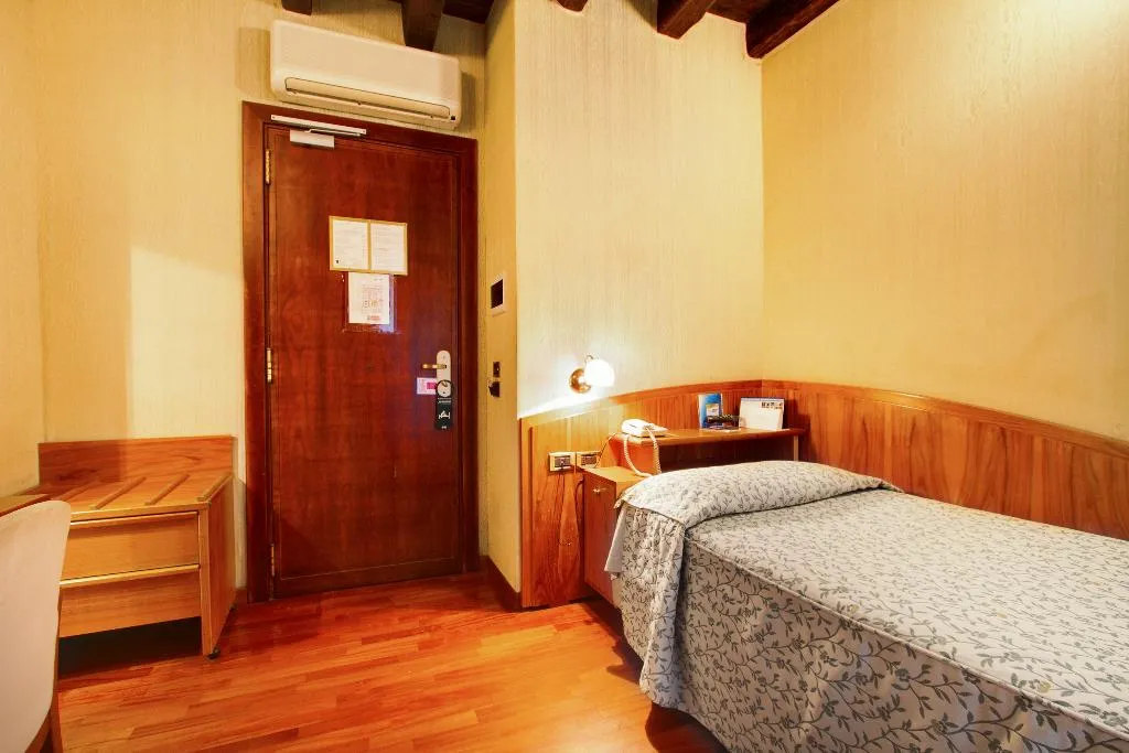 SINGLE STANDARD Room, Corot, Rome