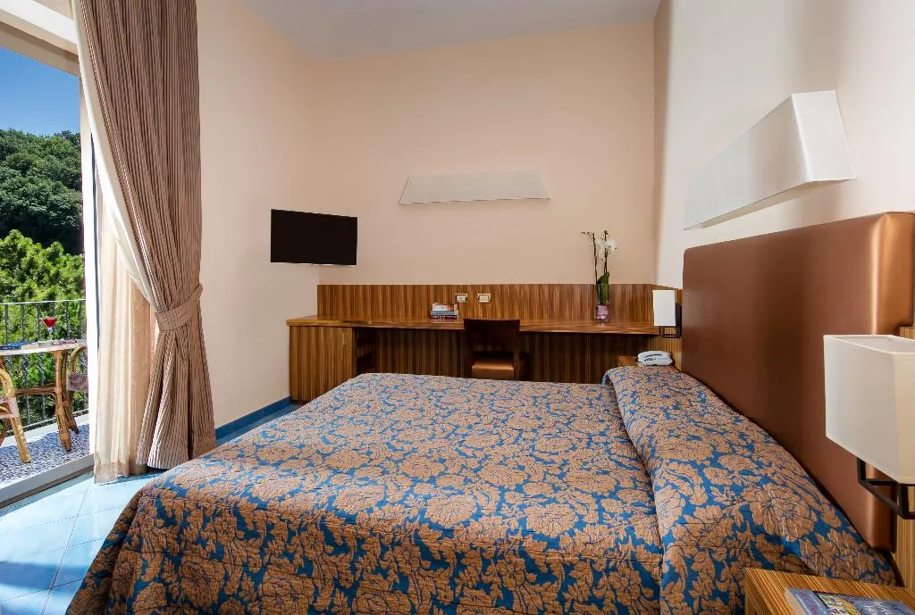 Room, Grand Hotel Due Golfi, Naples