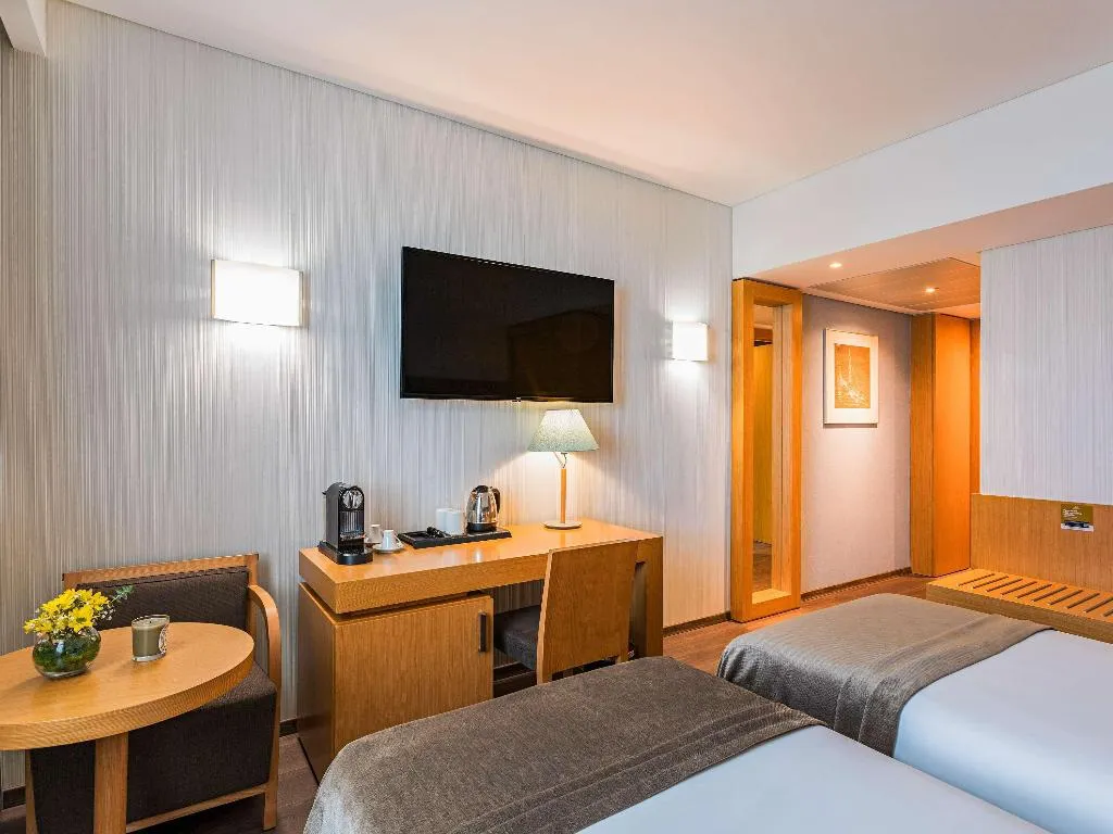 TWIN PREMIUM Room, Mercure Lisboa Almada Hotel, Lisbon