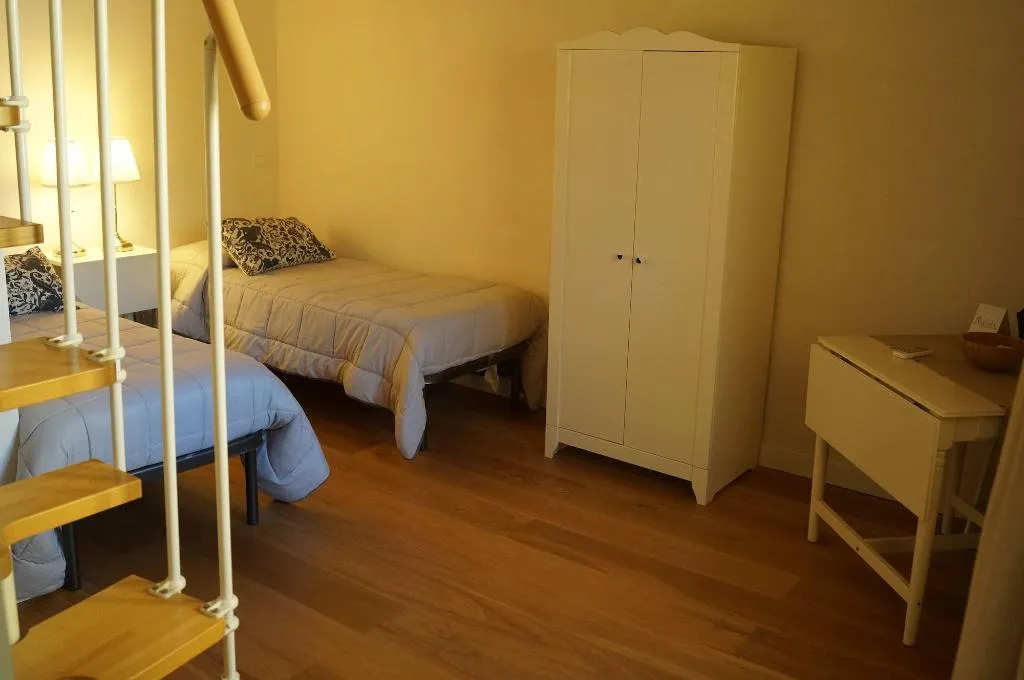 Room, Khalisah, Palermo