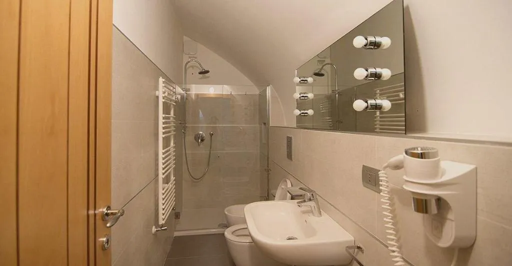 Room, La Strada Parlata, Naples