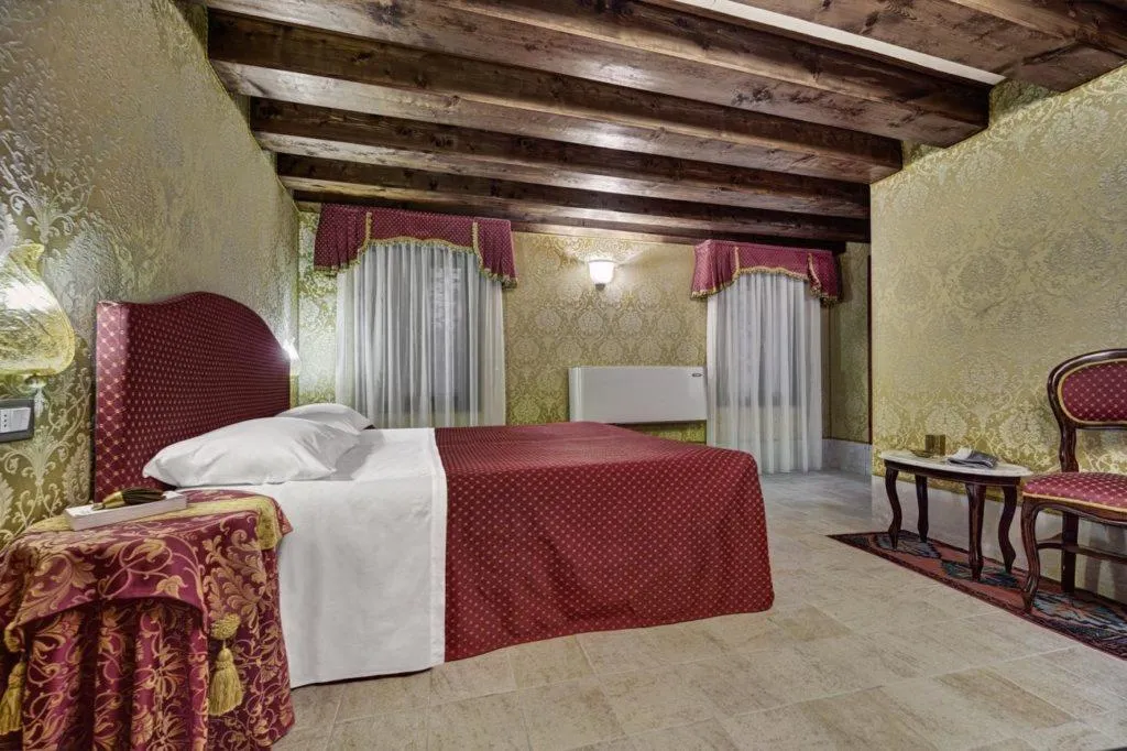 Room, Pausania, Venice