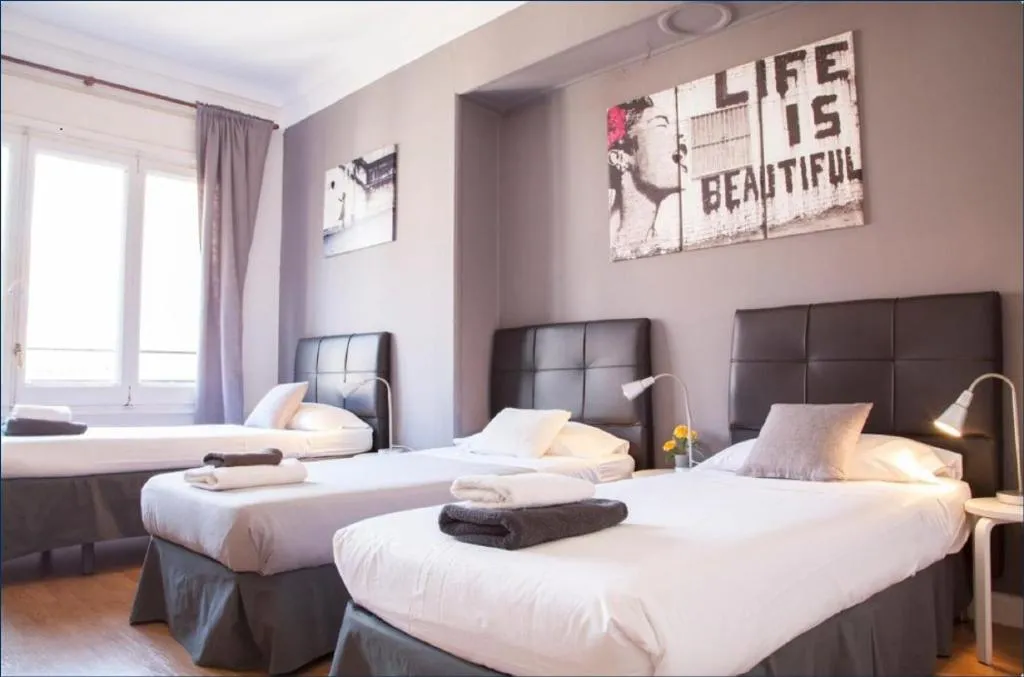 TRIPLE THREE BEDS Room, Wow Barcelona Hostel, Barcelona