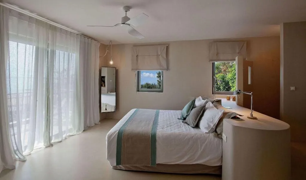 Room, F Zeen, Kefallinia