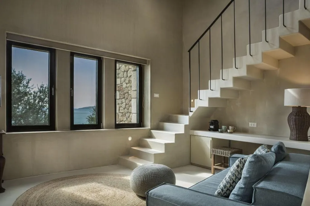 Room, F Zeen, Kefallinia