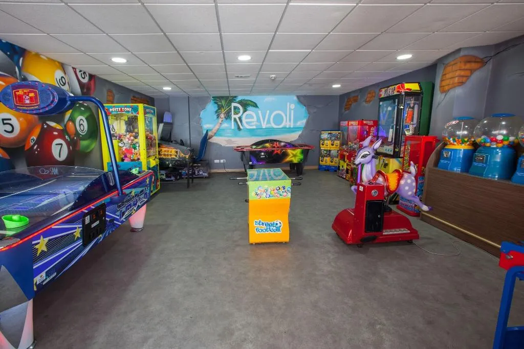 Sports and Entertainment, Revoli, Gran Canaria