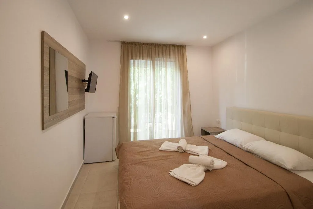 Double or Twin STANDARD Room, Pension Avocado, Skiathos