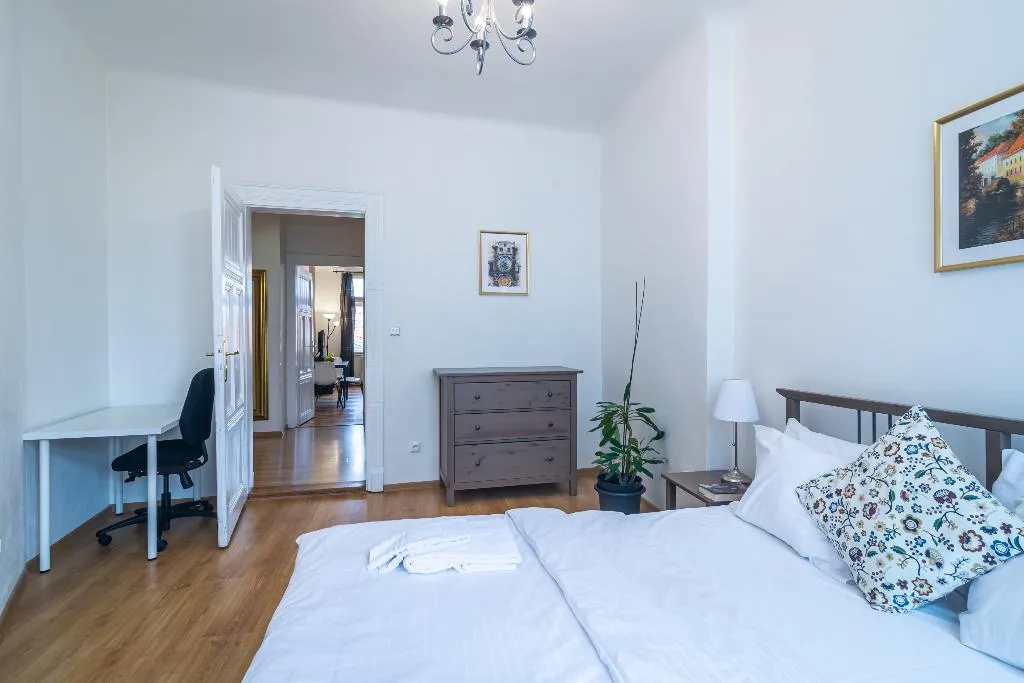 APARTMENT WITH BALCONY WITH VIEWS Room, Royal Road Residence, Prague