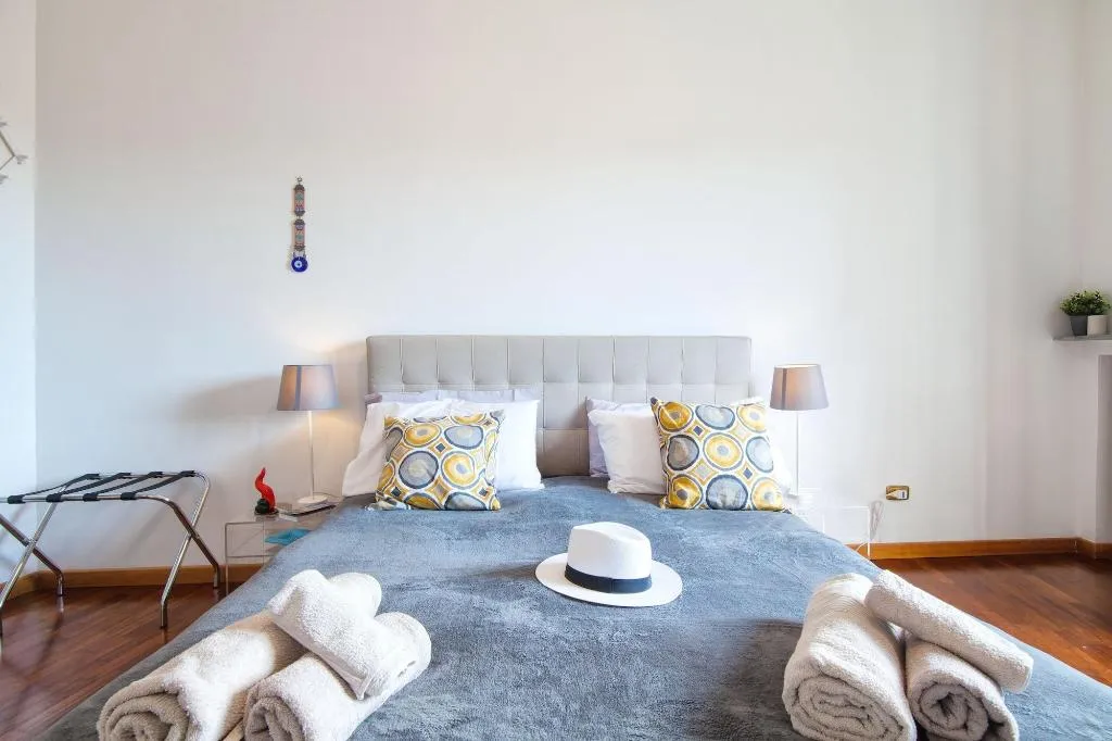Room, Napolicentro Mare, Naples