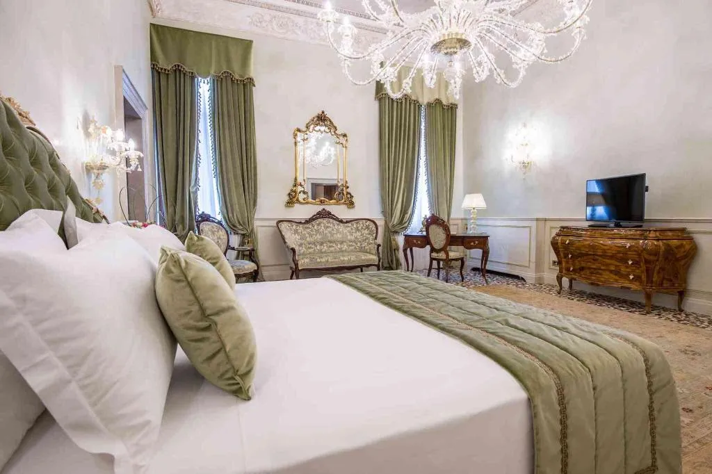 SUITE WITH VIEWS Room, Nani Mocenigo Palace, Venice