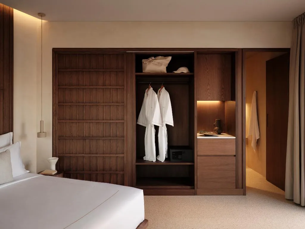 TRIPLE PREMIUM Room, Enarma Suites & Spa Wellness Retreat, Santorini