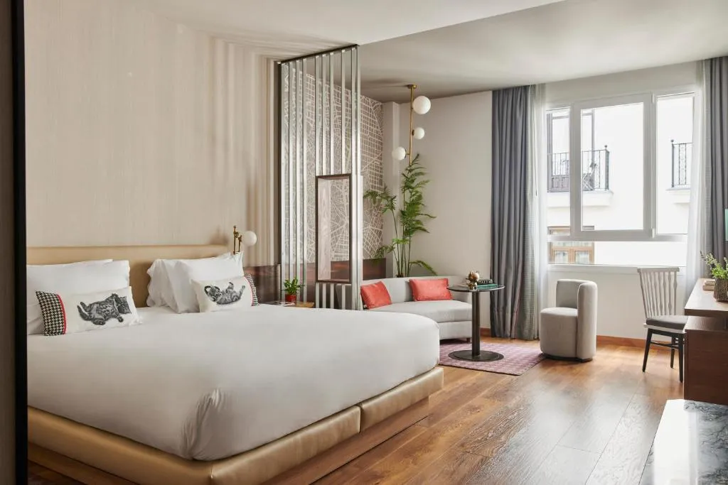 JUNIOR SUITE STANDARD Room, Hyatt Centric Gran Via Madrid, Madrid