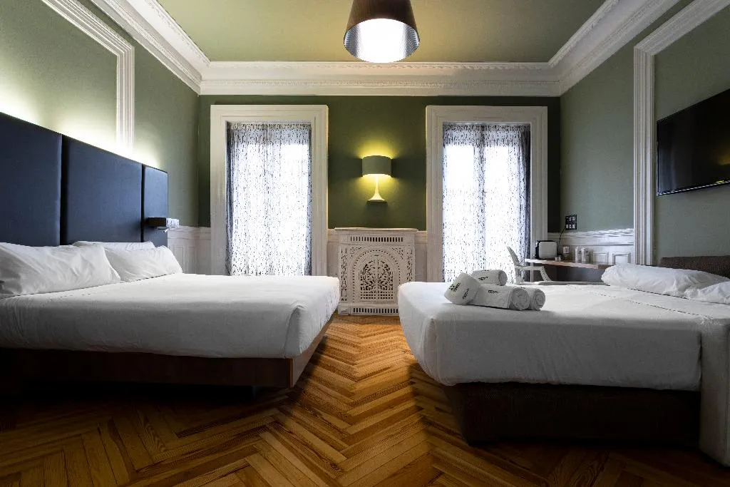 DOUBLE CAPACITY 4 ONE BEDROOM Room, Petit Palace Lealtad Plaza, Madrid