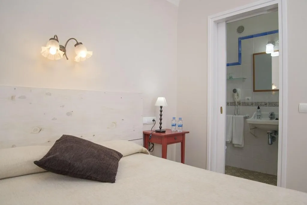 Room, Hostal L'Estrella, Costa Brava