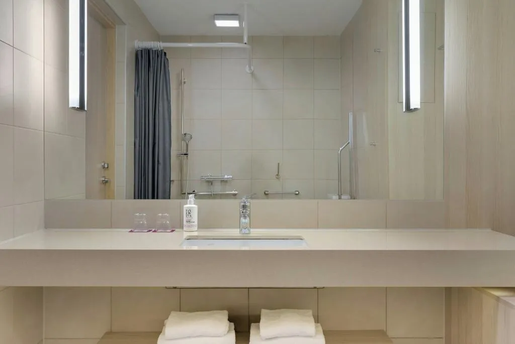 DOUBLE STANDARD Room, Moxy Milan Airport, Milan