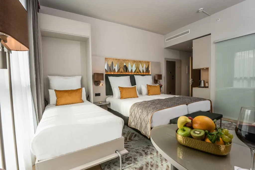 TRIPLE DELUXE Room, Leonardo Royal Hotel Barcelona Fira, Barcelona