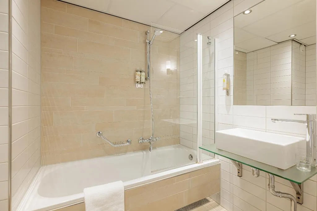 TWIN CANAL VIEW Room, Leonardo Eden Hotel Amsterdam City Center, Amsterdam