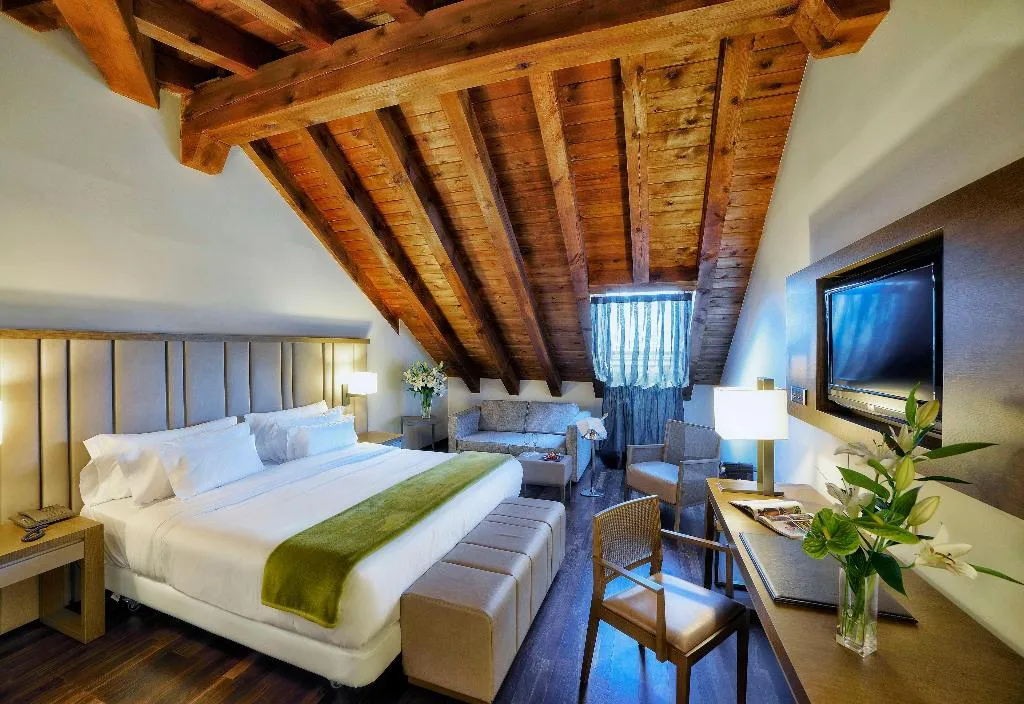 Room, NH Collection Madrid Palacio de Tepa, Madrid