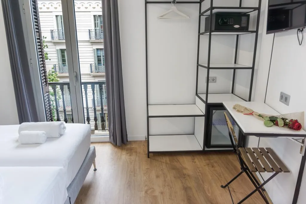 TWIN SUPERIOR WITH VIEWS Room, Fontanella Green House, Barcelona