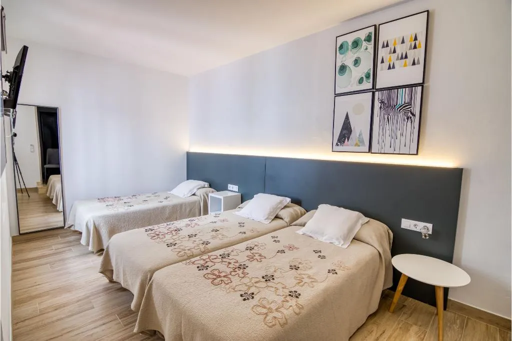 TRIPLE STANDARD Room, Hostal Restaurante La Isla S.L., Menorca
