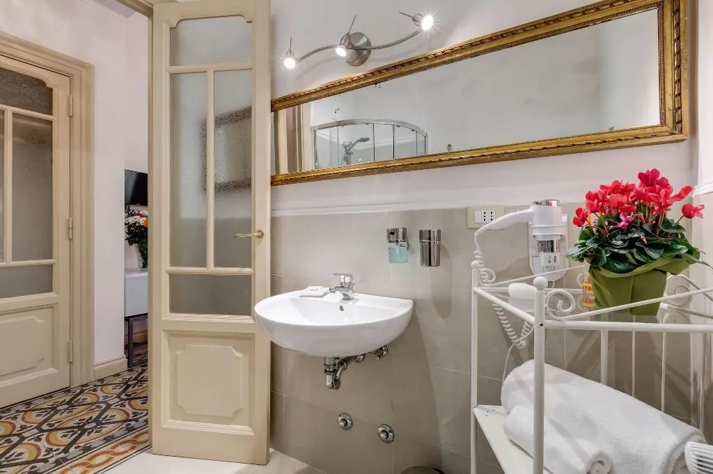Room, Rome Charming Suites, Naples