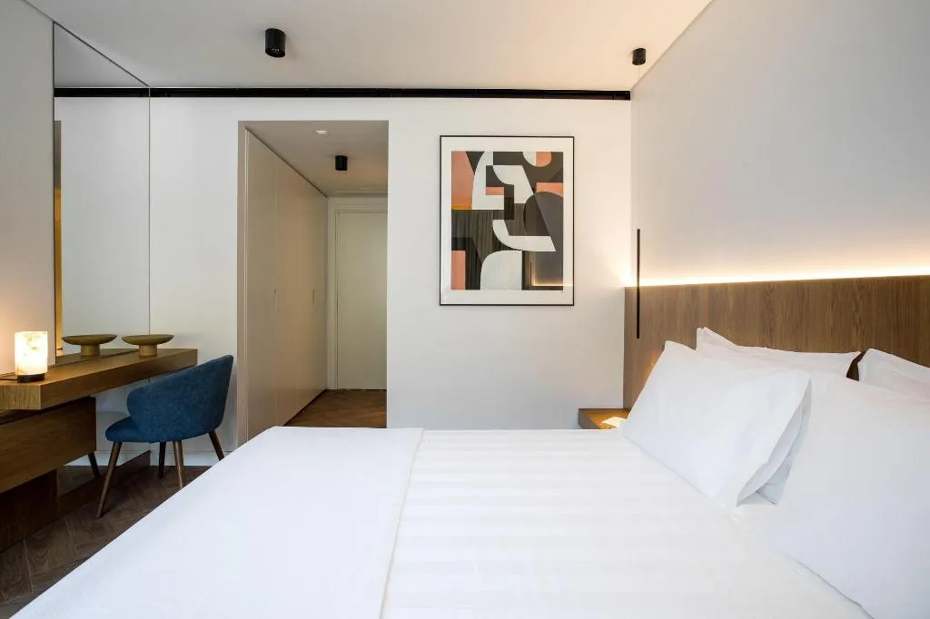 Room, Neoma, Athens