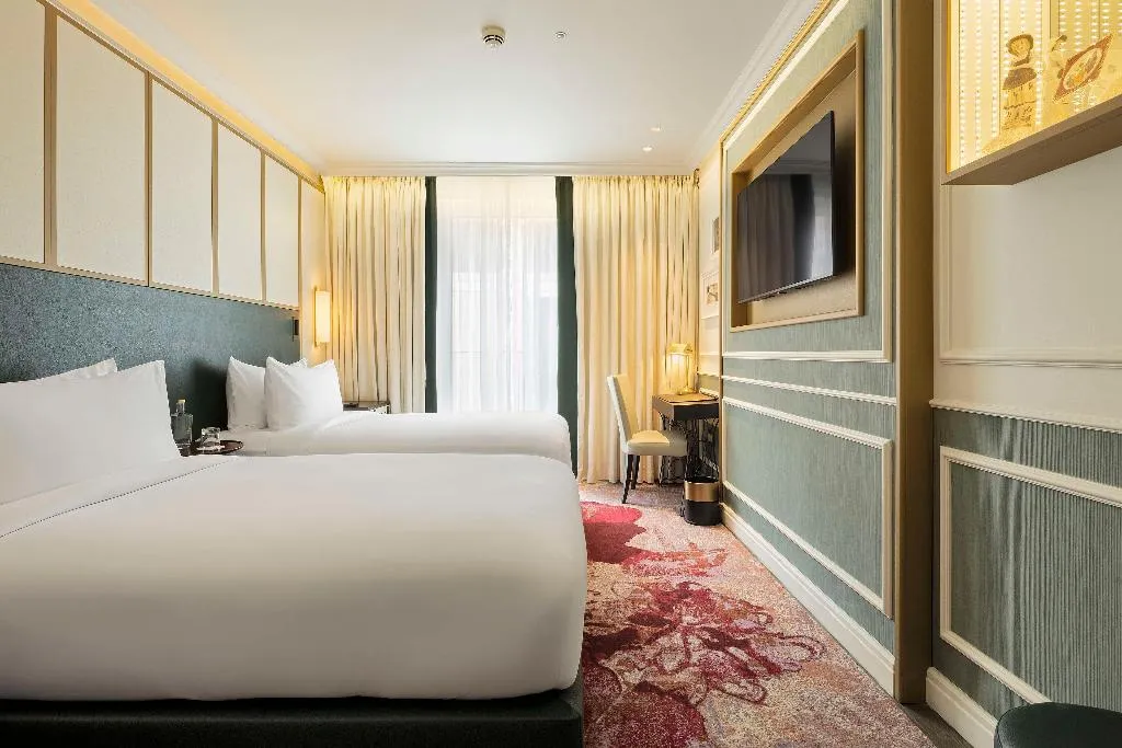 TWIN DELUXE Room, The Emerald House Lisbon, Curio Collection by Hilt, Lisbon