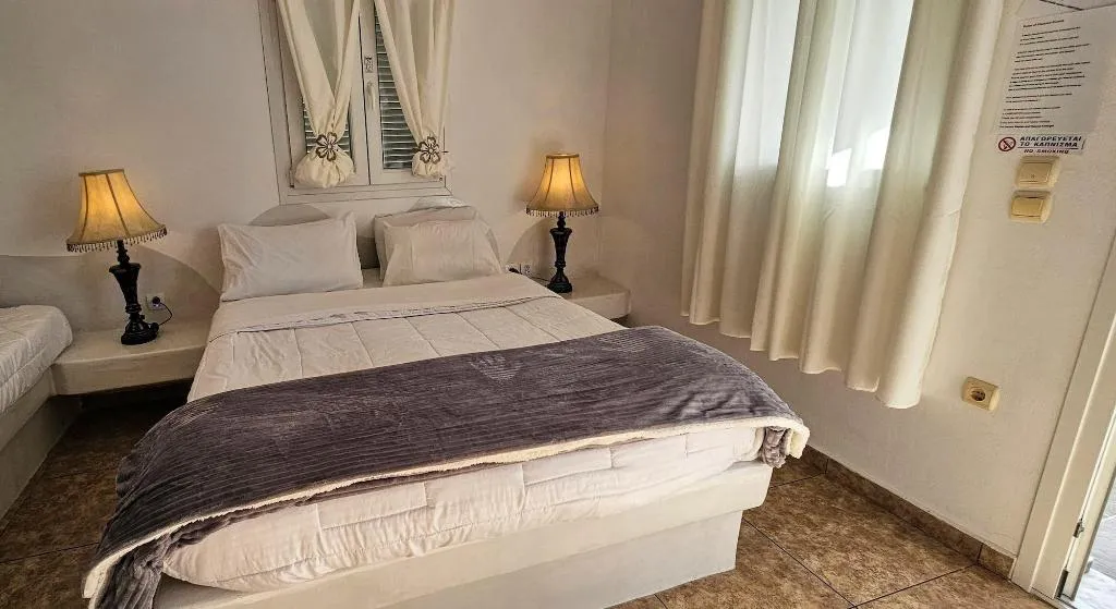 Room, Pleasure Beachside Studios, Santorini