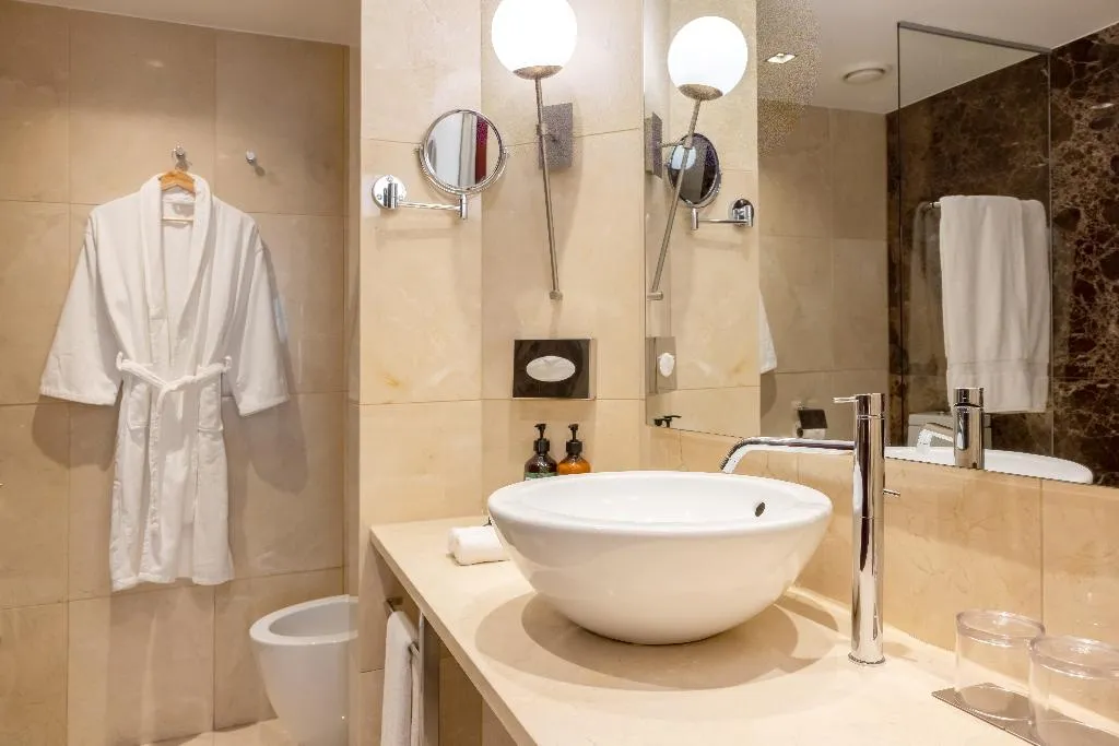 JUNIOR SUITE KING SIZE BED Room, Crowne Plaza Porto, Porto