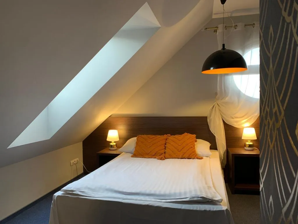 QUADRUPLE FOUR BEDROOMS TWO BATHROOMS Room, Fero Express, Krakow