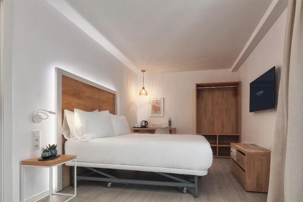 DOUBLE SINGLE USE DELUXE Room, Eurostars Puerto de Ibiza, Ibiza