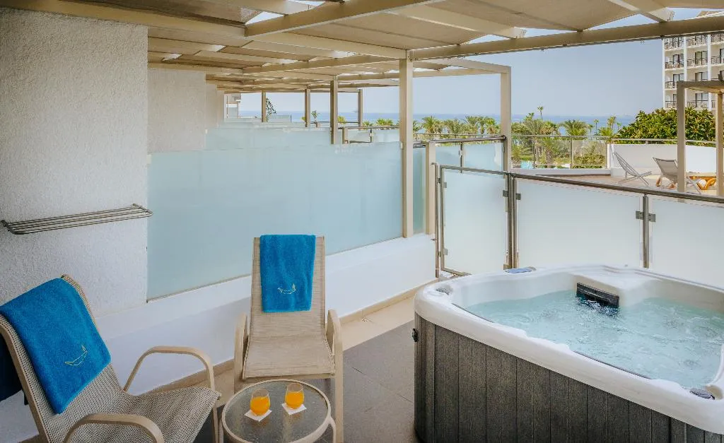 SUITE WITH JACUZZI Room, Golden Bay Beach hotel, Cyprus