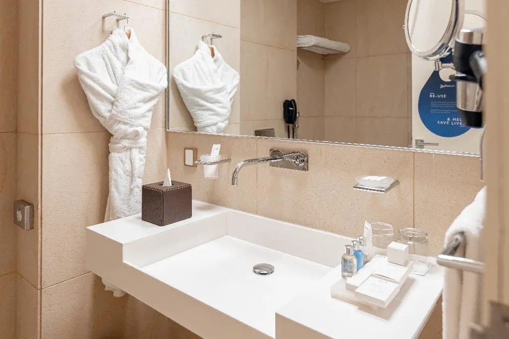 STUDIO WITH BALCONY Room, Radisson Blu Residence Dubai Marina, Dubai