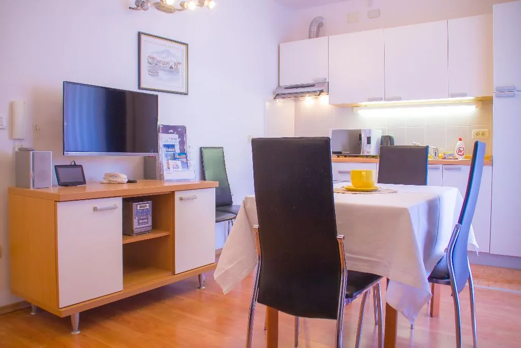 APARTMENT CAPACITY 6 Room, Villa Midea, Split