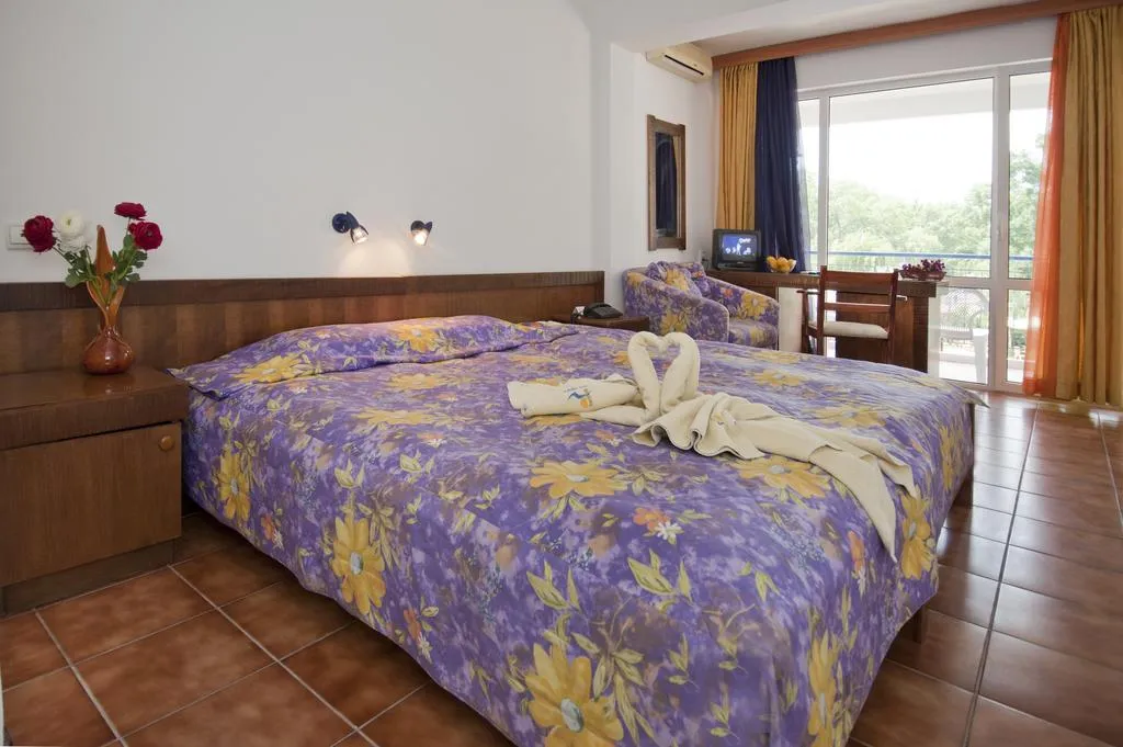 Room, Regina, Bourgas