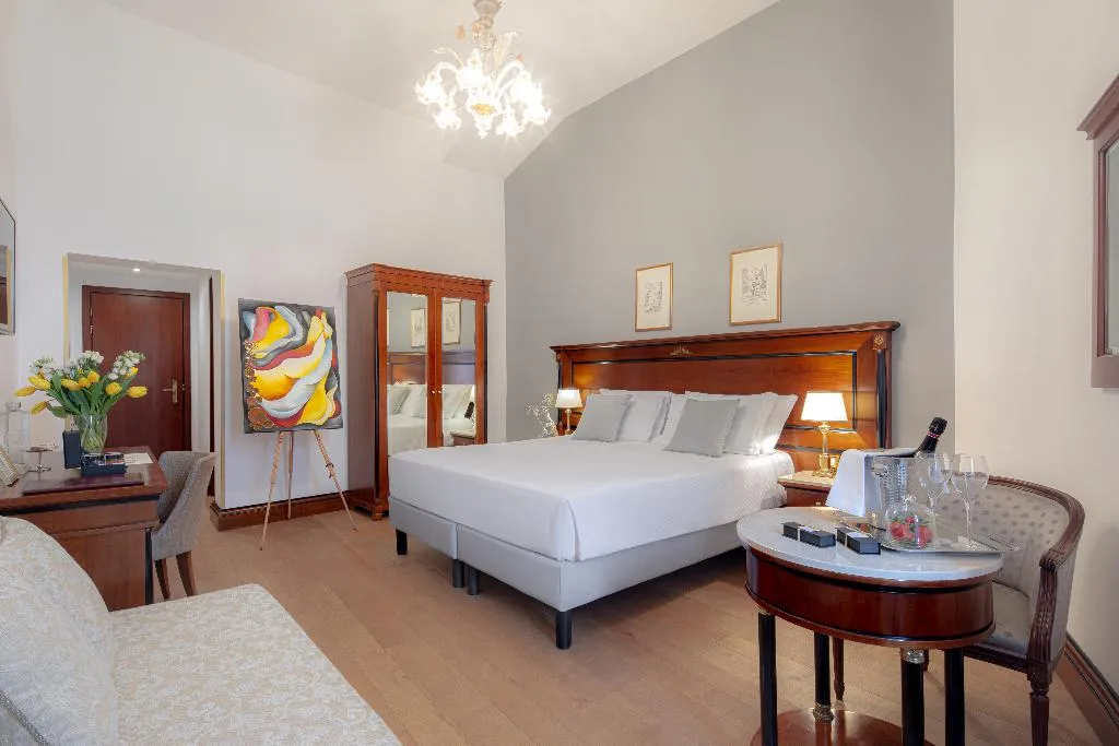 JUNIOR SUITE CANAL VIEW Room, All'Angelo Art Hotel, Venice