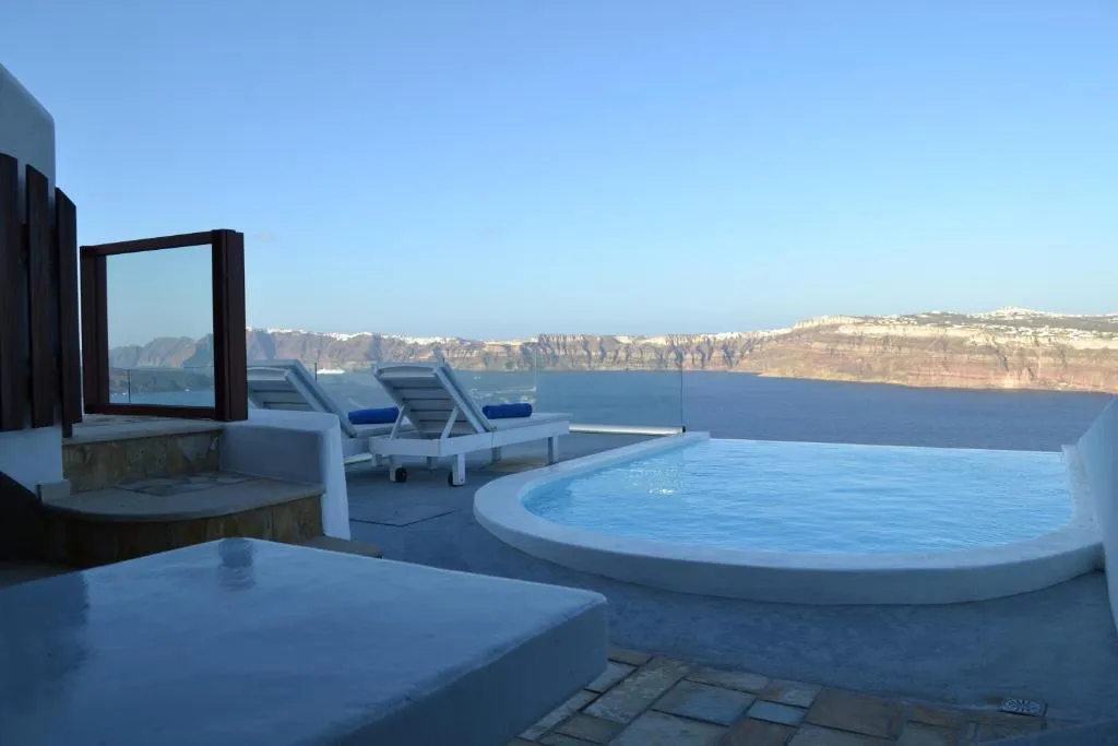 JUNIOR SUITE WITH PRIVATE POOL Room, Maison des Lys, Santorini