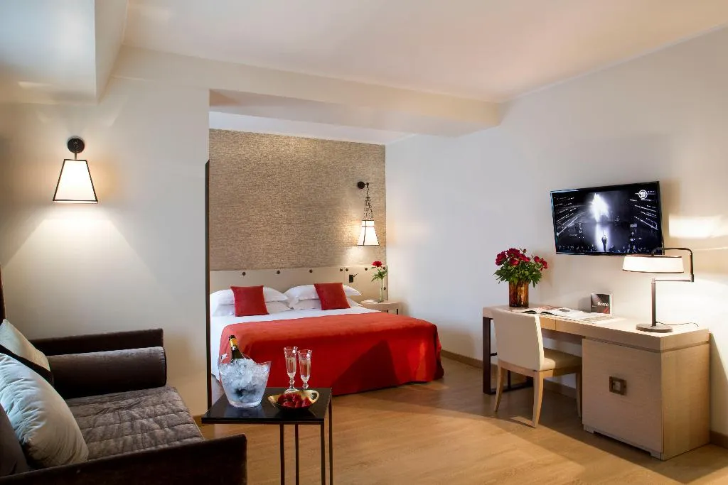 JUNIOR SUITE STANDARD Room, Starhotels Metropole, Rome
