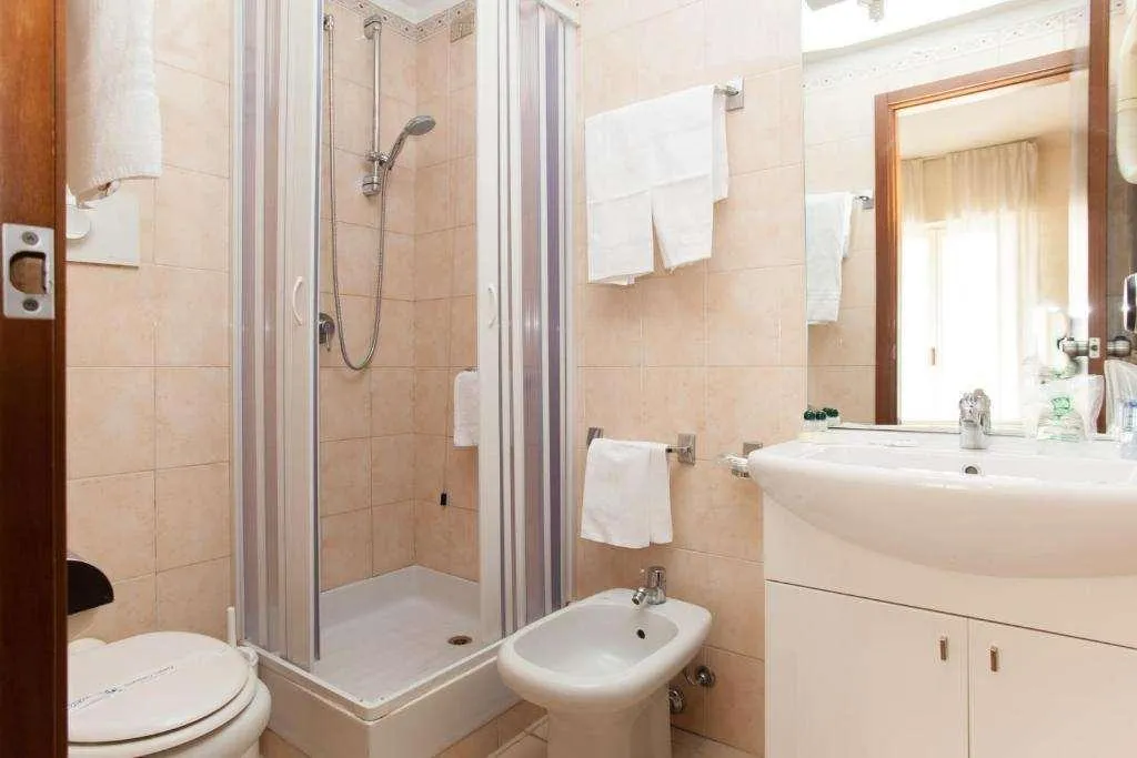 Room, Residence Desenzano, Milan