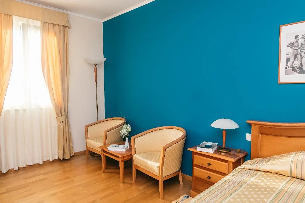 TRIPLE STANDARD Room, Spongiola, Split