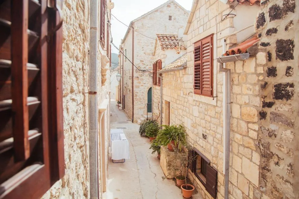 Room, House Karkovich, Split