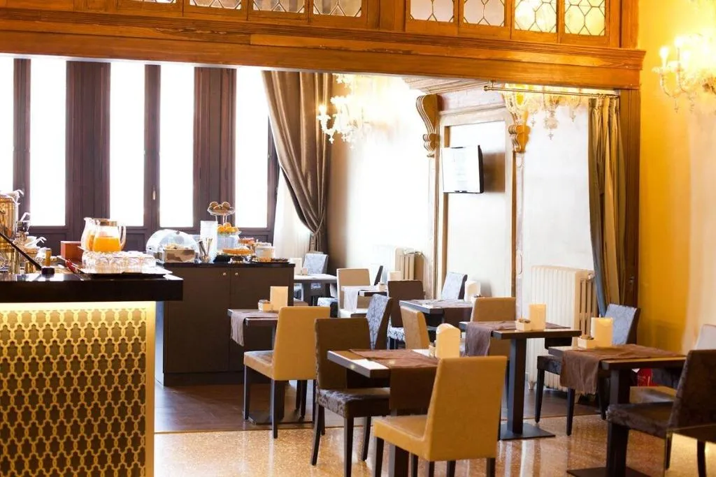 Bar, Arcadia, Venice
