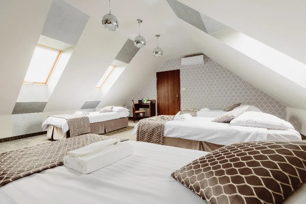 QUADRUPLE FOUR BEDROOMS TWO BATHROOMS Room, Fero Express, Krakow