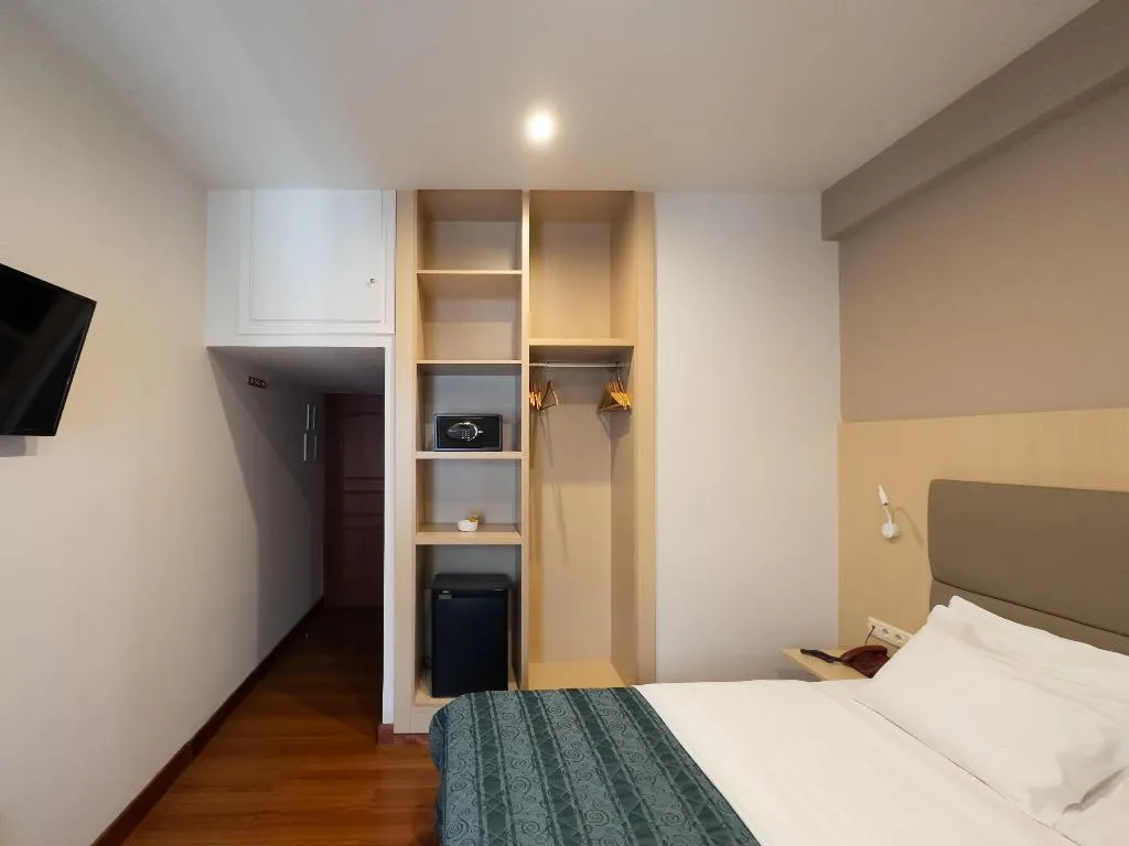 TRIPLE STANDARD Room, Anemoni, Athens