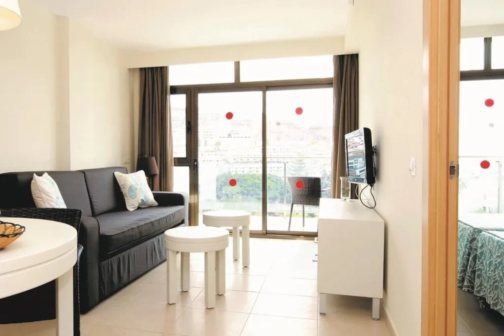 Room, Revoli, Gran Canaria