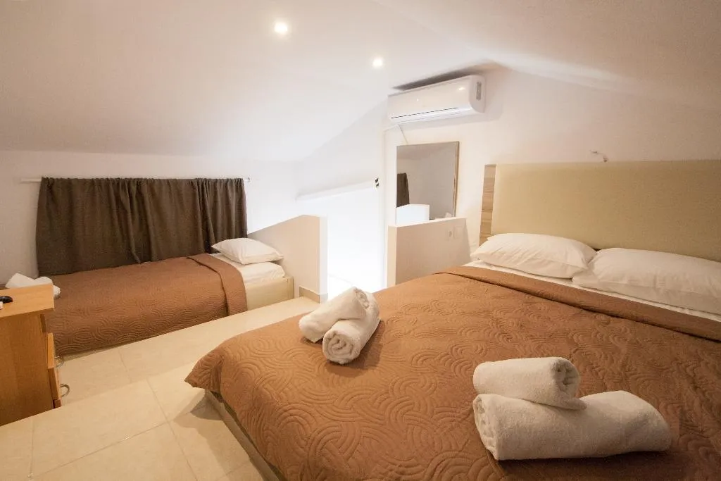 QUADRUPLE STANDARD Room, Pension Avocado, Skiathos