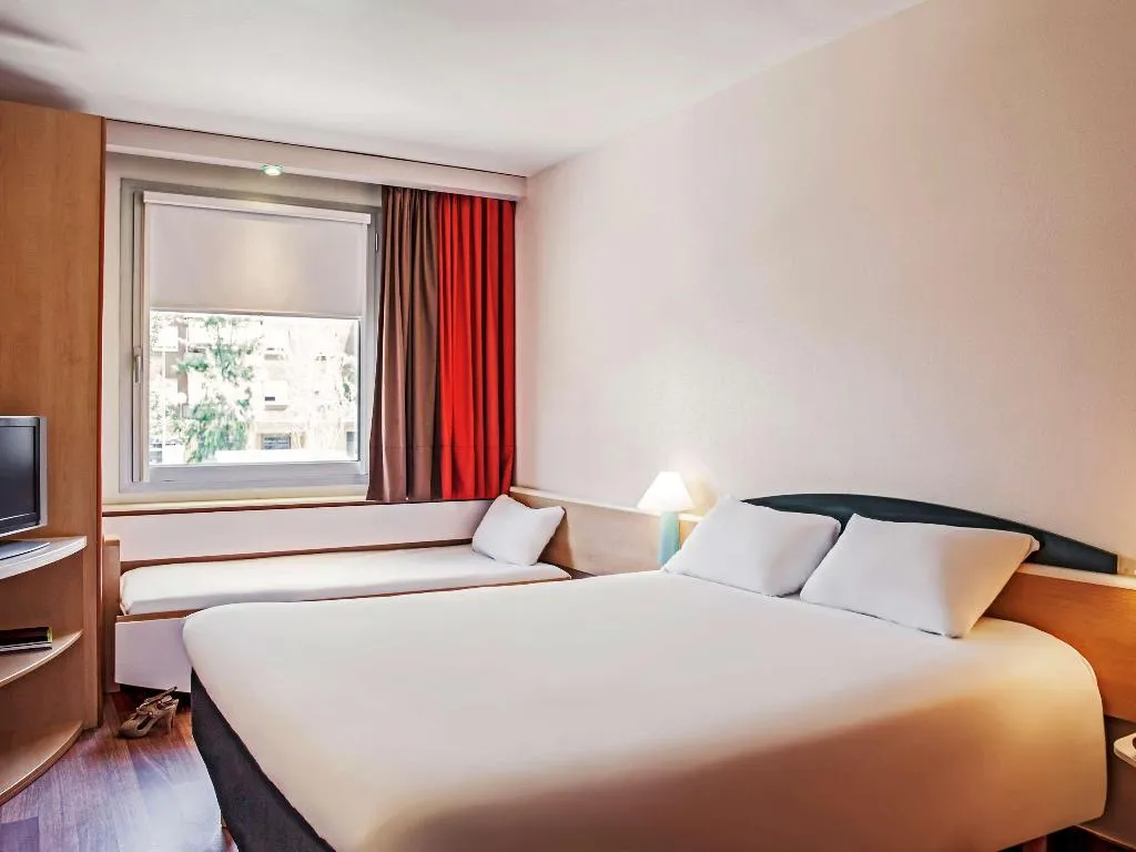 DOUBLE WITH DOUBLE BED Room, Ibis Barcelona Molins De Rei, Barcelona